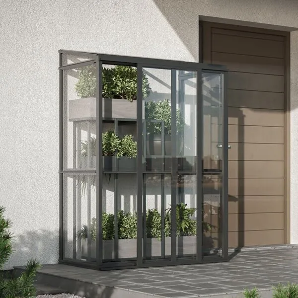 Bloomcabin Mini Väggväxthus i aluminium mot fasad