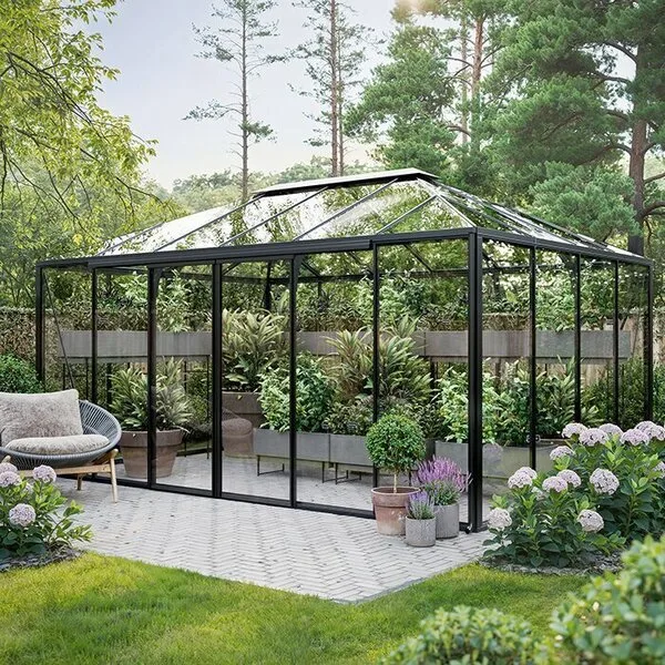 Pyramidformat växthus från Bloomcabin med hög topp